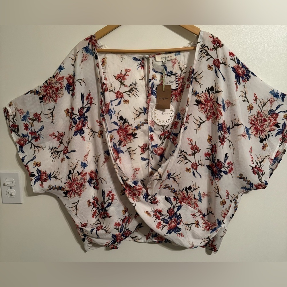 NEW Umgee Twist Front Floral V-Neck Short Flutter Sleeve Top Size 1XL